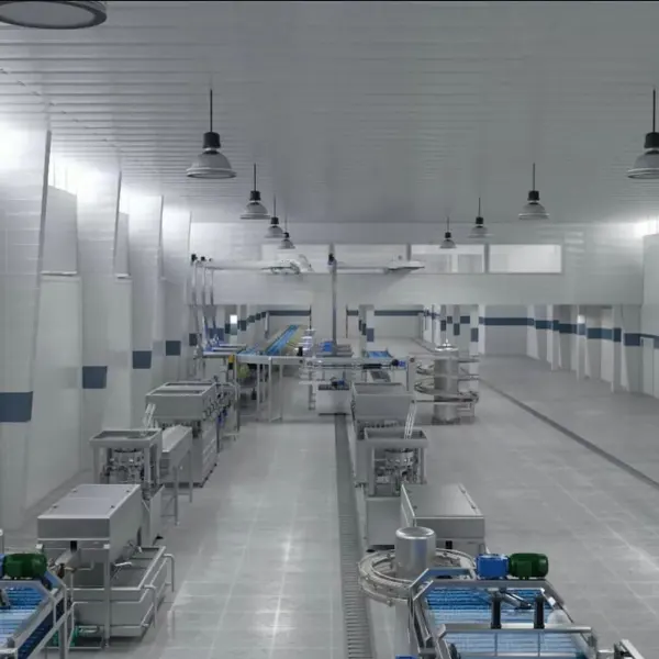 Große, helle Produktionshalle mit mehreren Förderbändern und Maschinen, Deckenlampen hängen von der Decke.