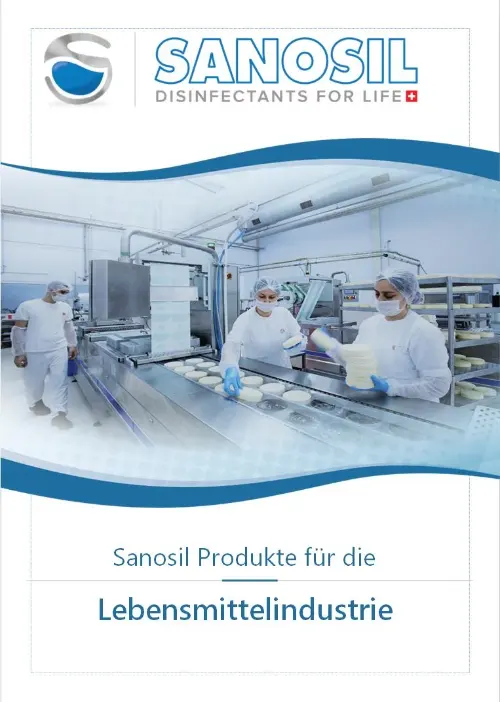Drei Personen in Schutzkleidung arbeiten an einer Produktionslinie mit runden Teiglingen in einer Lebensmittelverarbeitungsanlage.