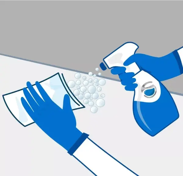 Zwei Hände mit blauen Handschuhen sprühen Schaum aus einer Sprühflasche auf ein Tuch.