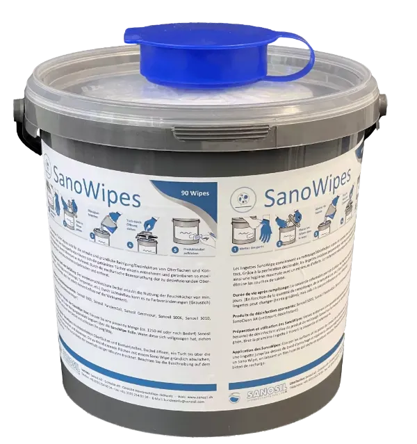 Grauer Eimer mit transparentem Deckel und blauem Verschluss, Aufkleber mit Gebrauchsanleitung für SanoWipes Reinigungstücher.