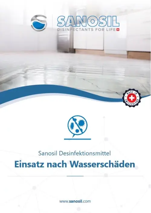 Küche mit stehendem Wasser auf dem Boden, darüber das Logo von Sanosil und der Text 'Sanosil Desinfektionsmittel Einsatz nach Wasserschäden'.