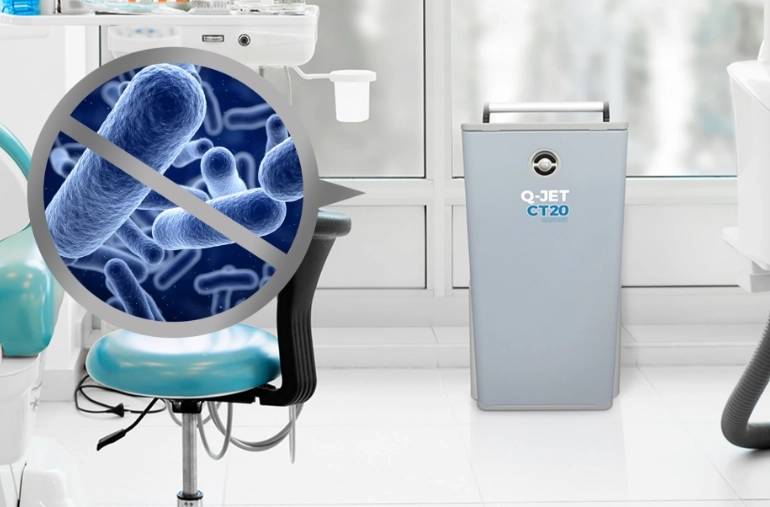 Behandlungsraum mit blauem Stuhl, medizinischem Gerät mit Aufschrift 'Q-JET CT20' und Vergrößerungsglas mit durchgestrichenen Bakterien.