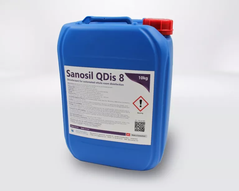 Blauer Kunststoffkanister mit rotem Schraubverschluss, Etikett mit der Aufschrift 'Sanosil QDis 8 10kg' und Warnsymbol.