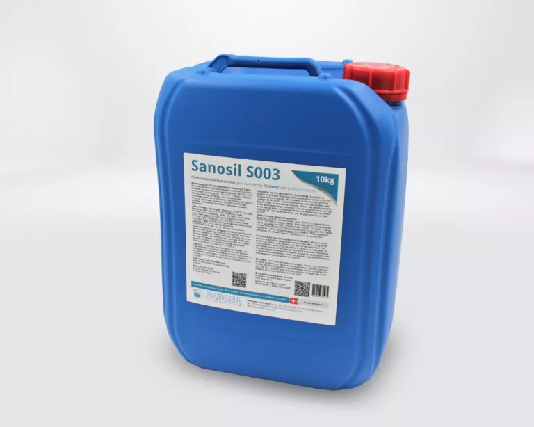 Blauer Kunststoffkanister mit rotem Schraubverschluss und Etikett 'Sanosil S003 10kg'