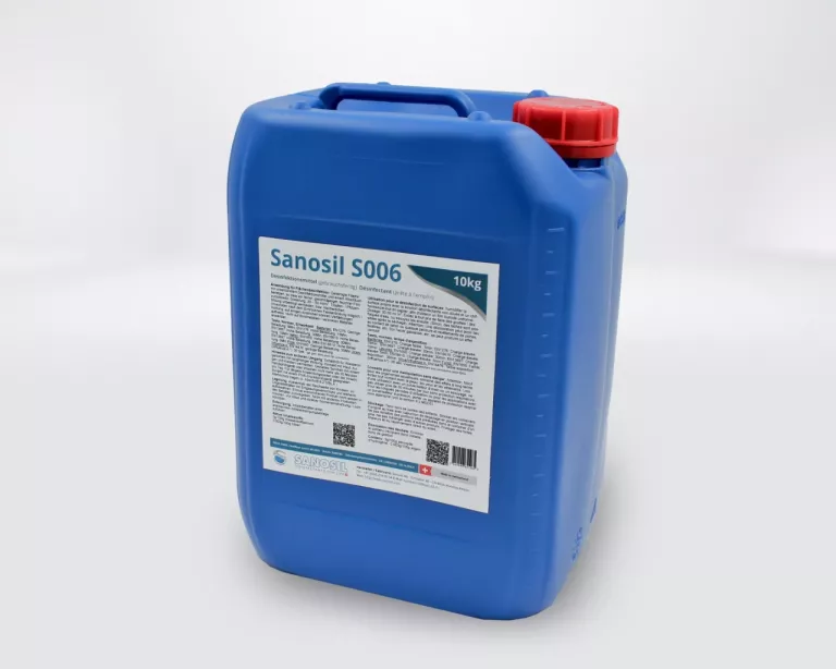 Blauer Kunststoffkanister mit rotem Schraubverschluss und Etikett 'Sanosil S006 10kg'