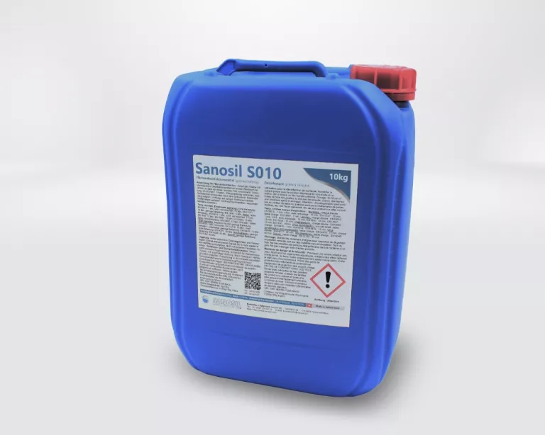 Blauer Kunststoffkanister mit rotem Verschluss, Aufkleber mit Text 'Sanosil S010 10kg' und Gefahrensymbol.