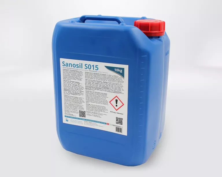 Blauer Kunststoffkanister mit rotem Schraubverschluss, Aufkleber mit Text und Gefahrensymbol, Marke Sanosil S015, 10 kg.