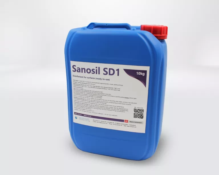 Blauer Kunststoffkanister mit rotem Schraubverschluss und Etikett 'Sanosil SD1 10kg'.