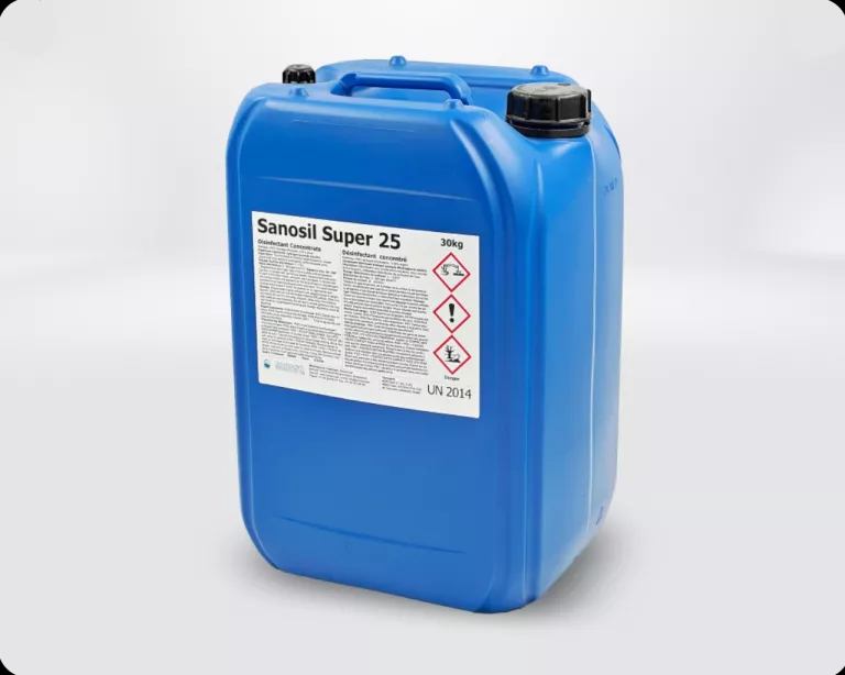 Blauer Kunststoffkanister mit zwei schwarzen Verschlusskappen und Etikett 'Sanosil Super 25 30kg' mit Gefahrensymbolen.